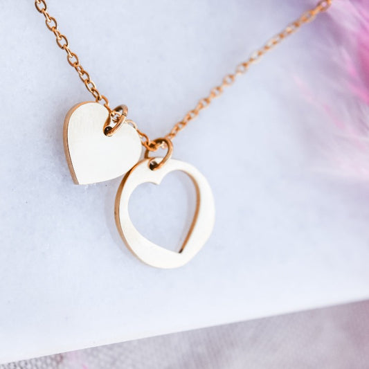 Heart neckalce with outer circle necklace in gold, stainless steel, gold plated