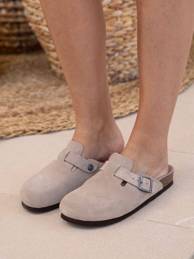 Grey leather clog with Genuins anatomical sole and adjustable buckle.  Made of natural cork and foam for greater comfort and covered in suede. EVA floor. Made with certified Leathers that come from suppliers that belong to the Leather Working Group (LWG) with gold status.