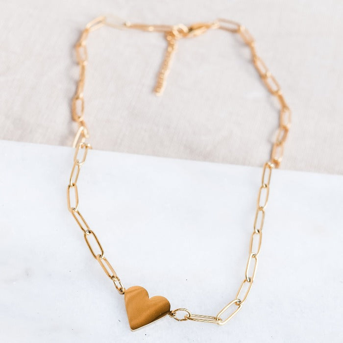 Fall in love with our Riri Heart Necklace in Gold! This elegant necklace features a polished finish and a heart-shaped charm on a unique paper clip chain. Personalize it with custom engraving for a meaningful touch. Add a touch of love to your wardrobe now! Pairs with our Nana Paperclip Heart Bracelet!