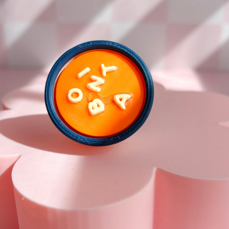 Soup clicker fidget text on a pink and white abstract background